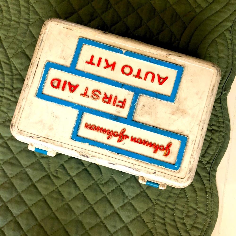 Vintage first aid kit (auto)